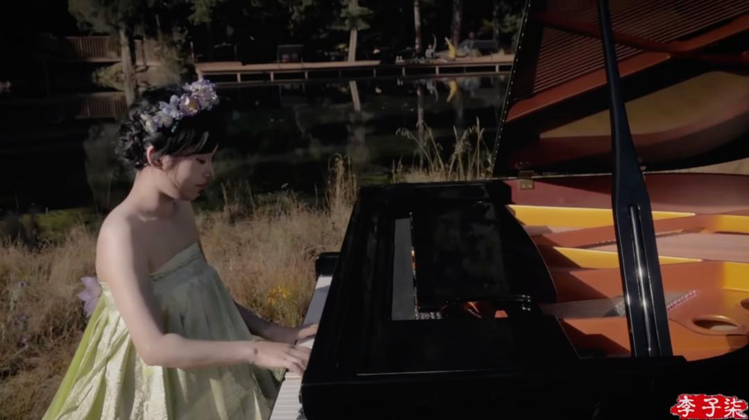 Li Ziqi playing piano